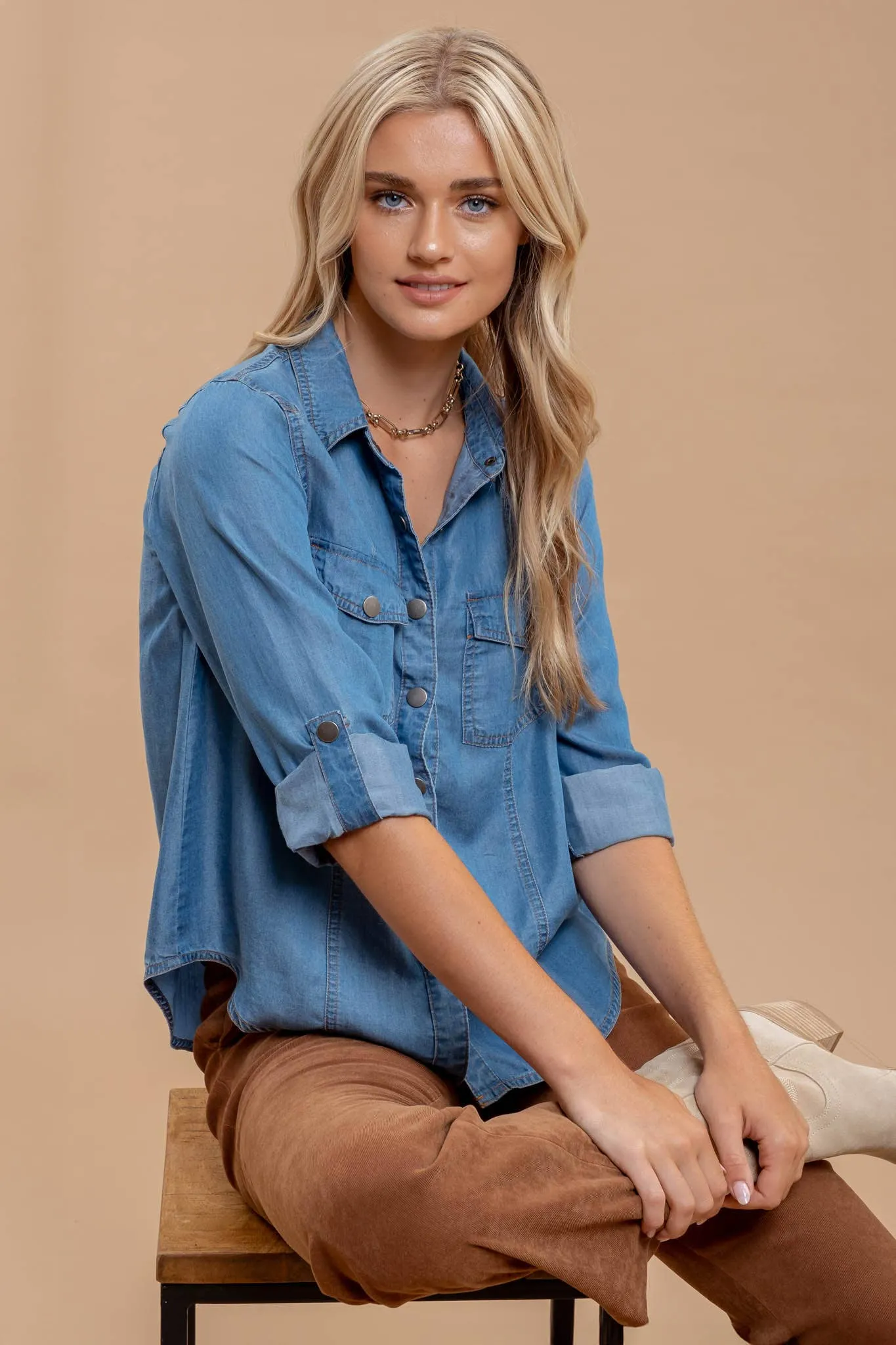 CHAMBRAY COLLARED 3/4 TAB SLEEVE BUTTON DOWN SHIRT