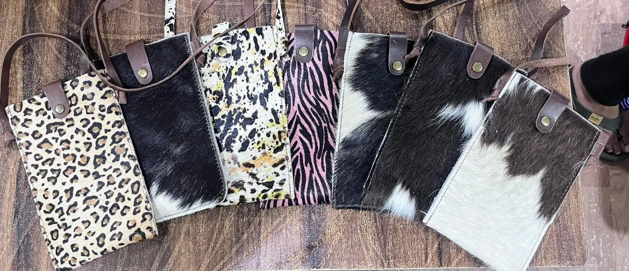 CROSS BODY PHONE CARRIER