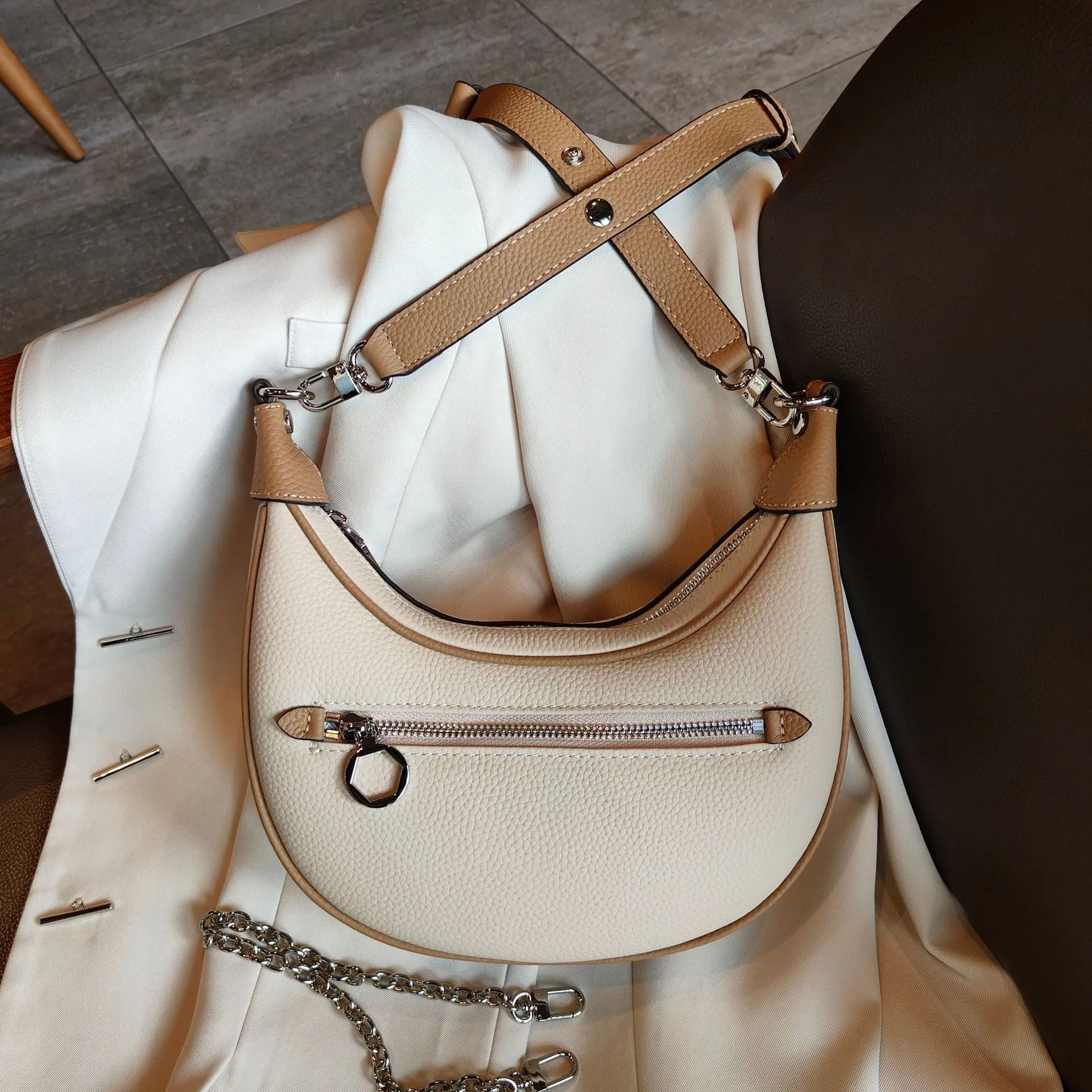 LuxeChain Genuine Leather Shoulder Bag – Effortlessly Chic, Uniquely You