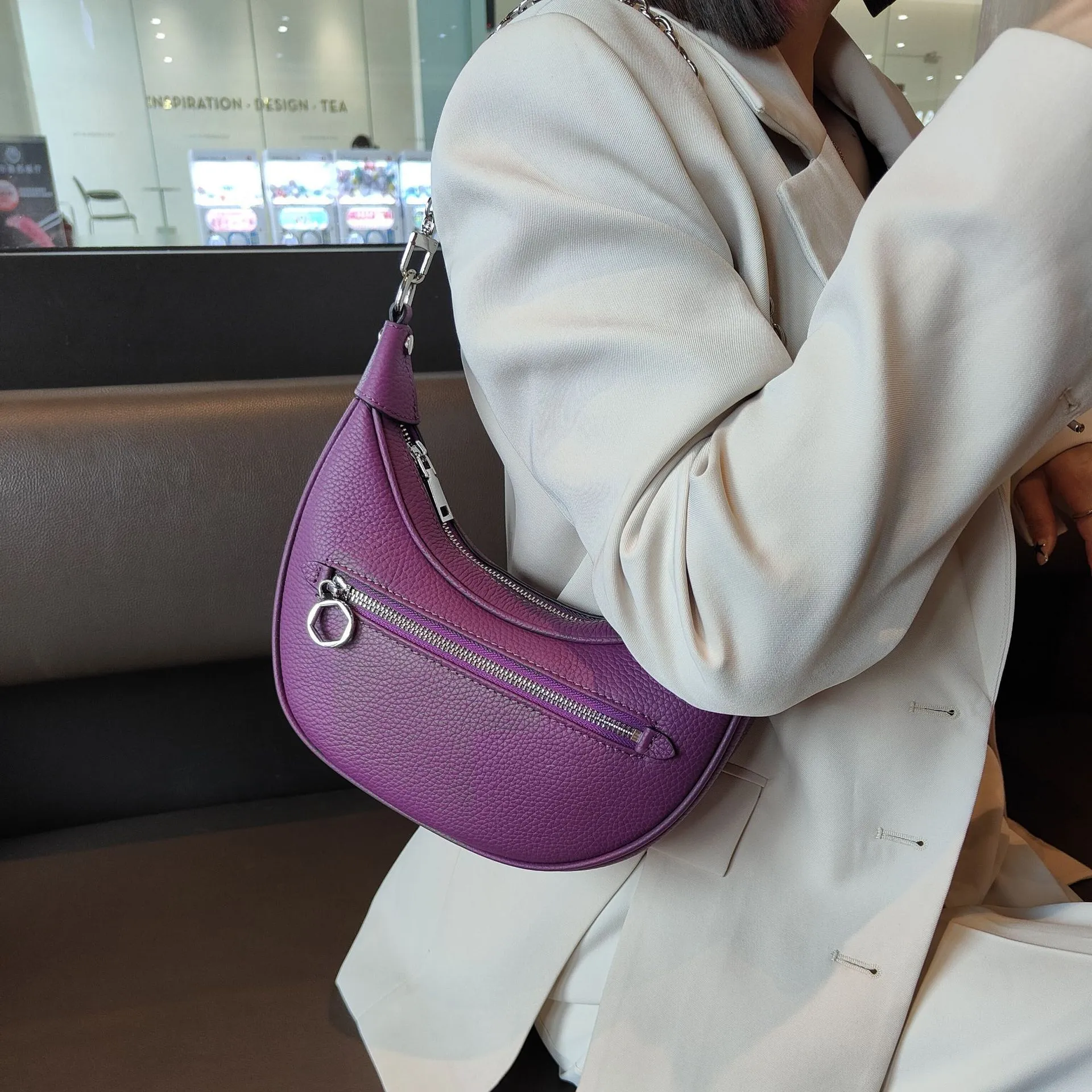 LuxeChain Genuine Leather Shoulder Bag – Effortlessly Chic, Uniquely You