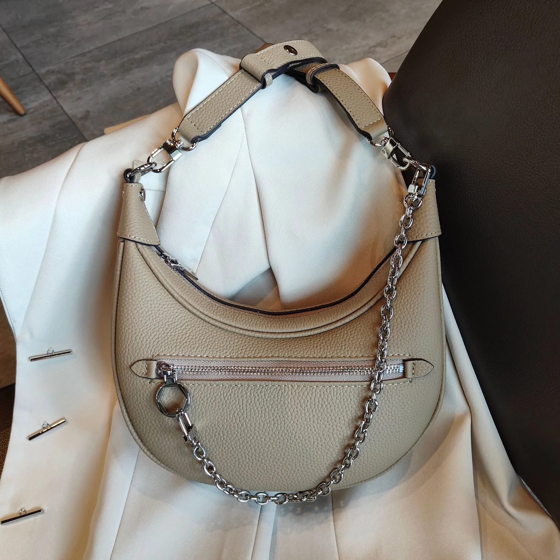 LuxeChain Genuine Leather Shoulder Bag – Effortlessly Chic, Uniquely You