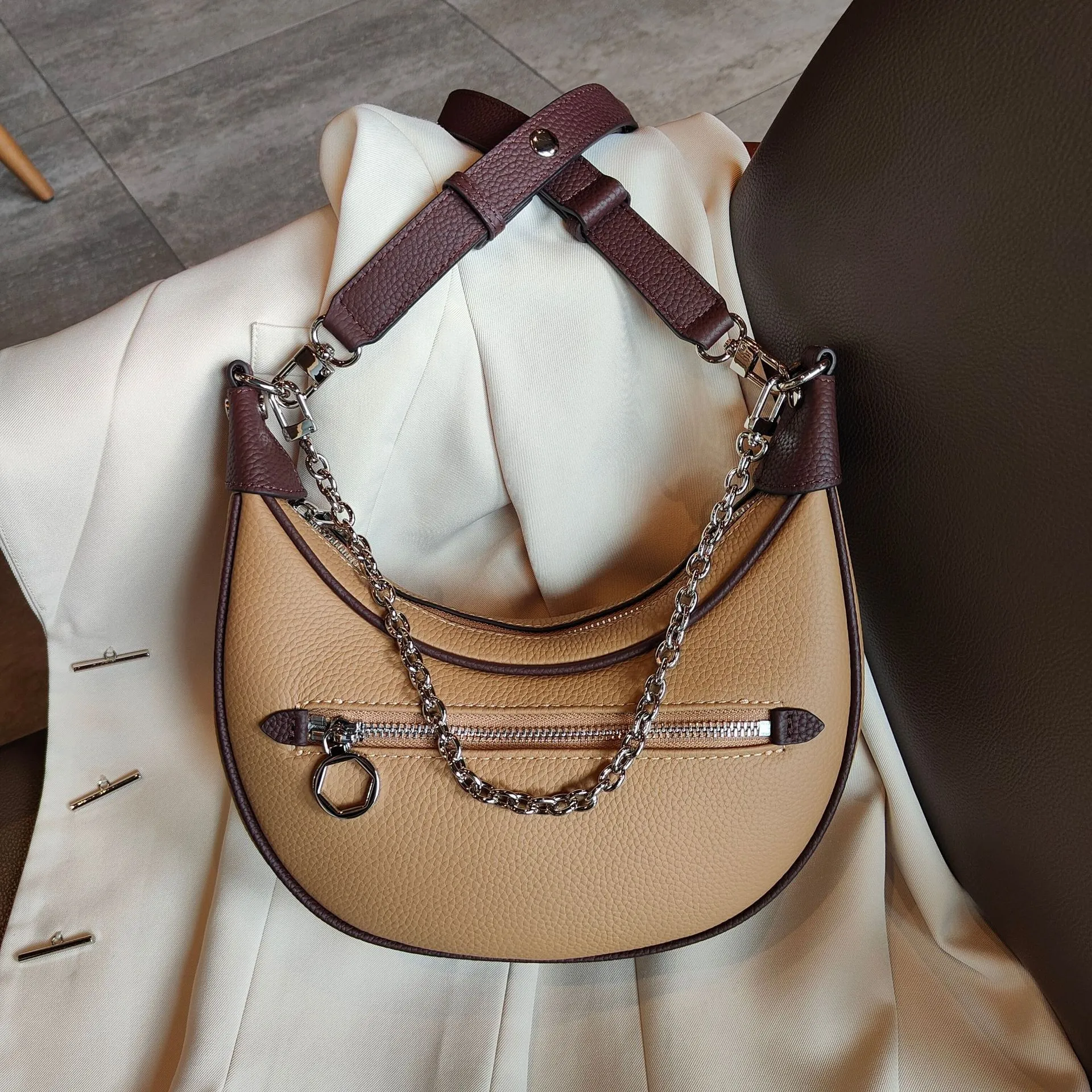 LuxeChain Genuine Leather Shoulder Bag – Effortlessly Chic, Uniquely You