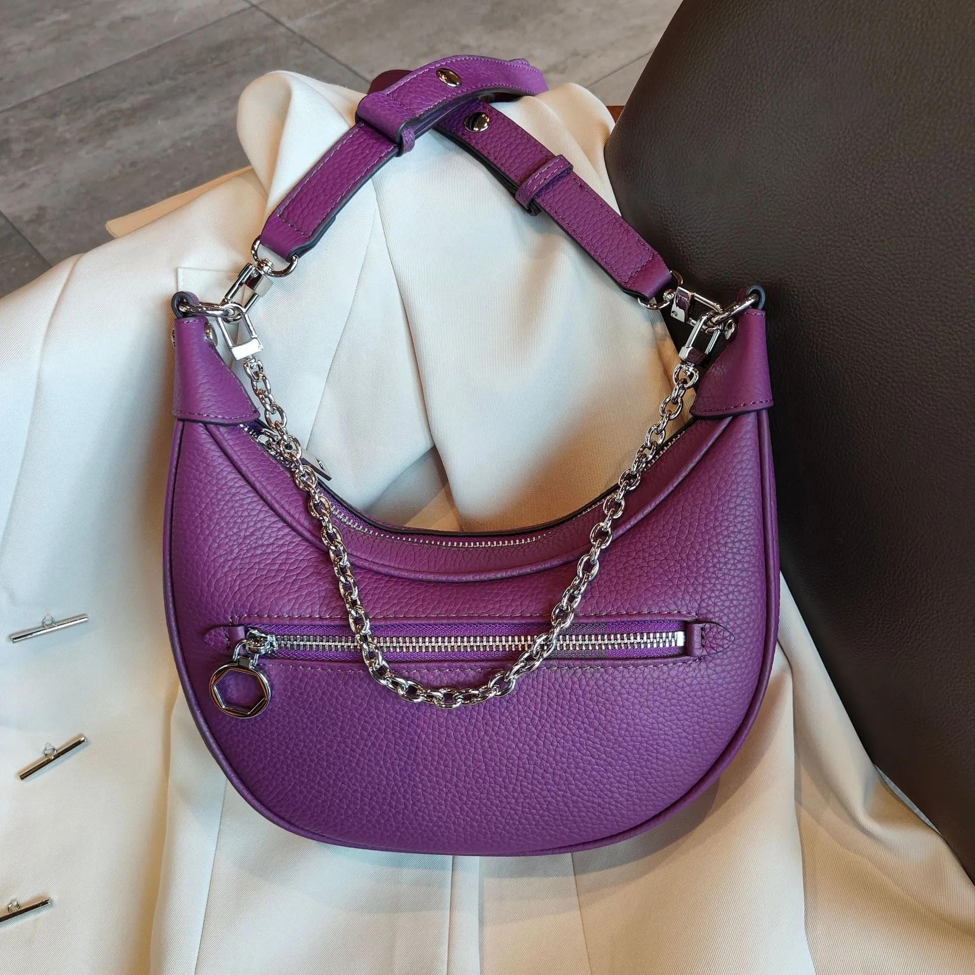 LuxeChain Genuine Leather Shoulder Bag – Effortlessly Chic, Uniquely You