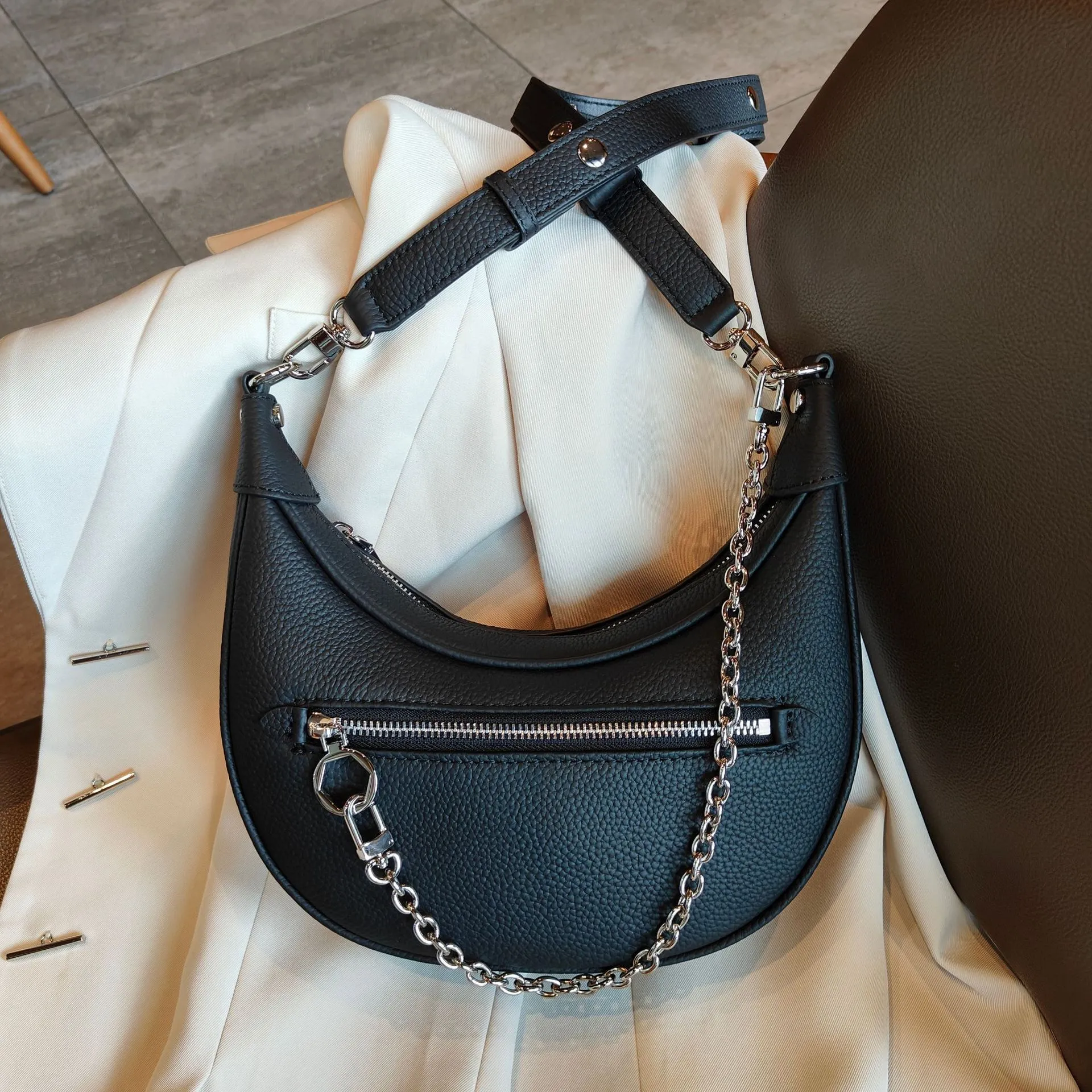 LuxeChain Genuine Leather Shoulder Bag – Effortlessly Chic, Uniquely You