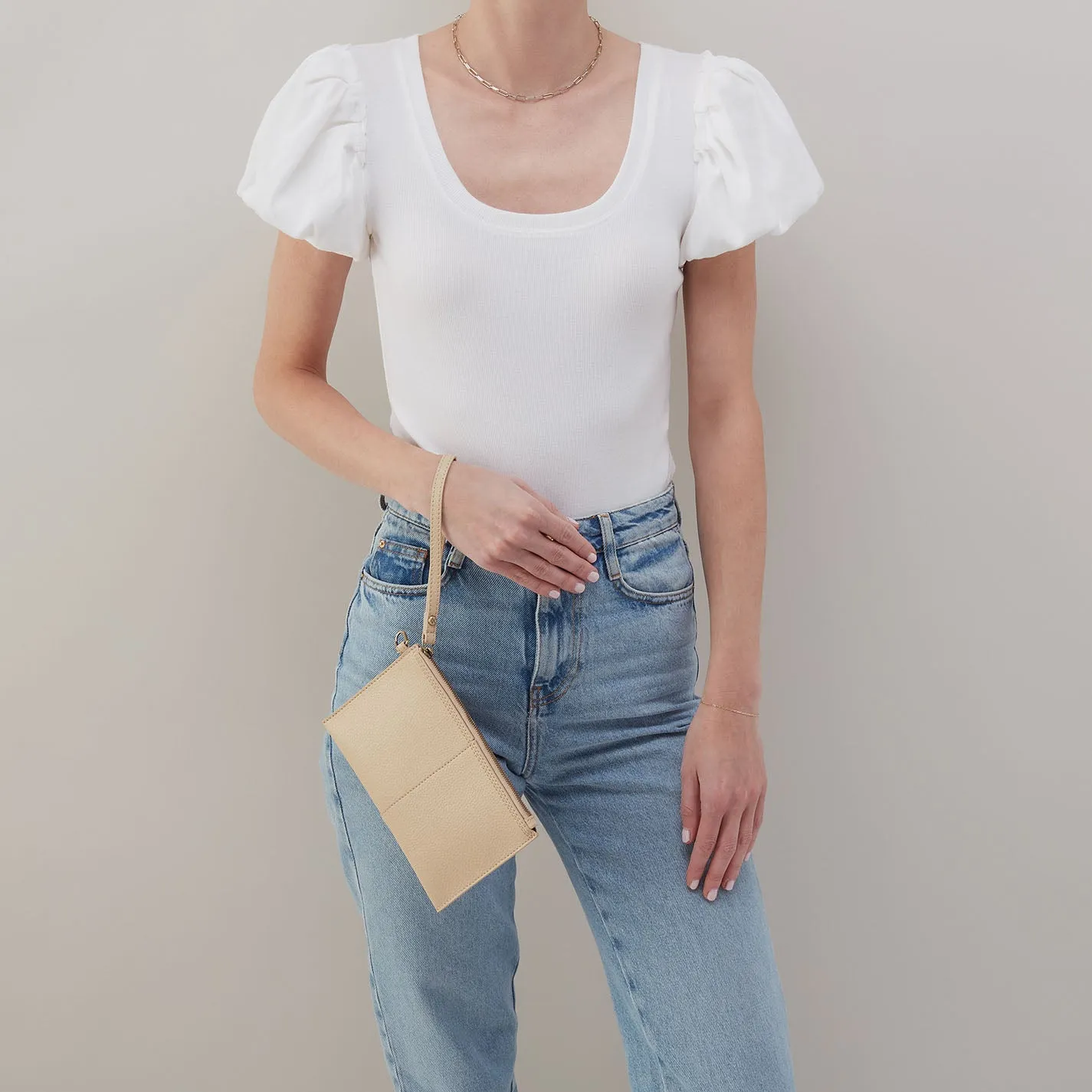 Vida Small Pouch in Micro Pebbled Leather - Almond