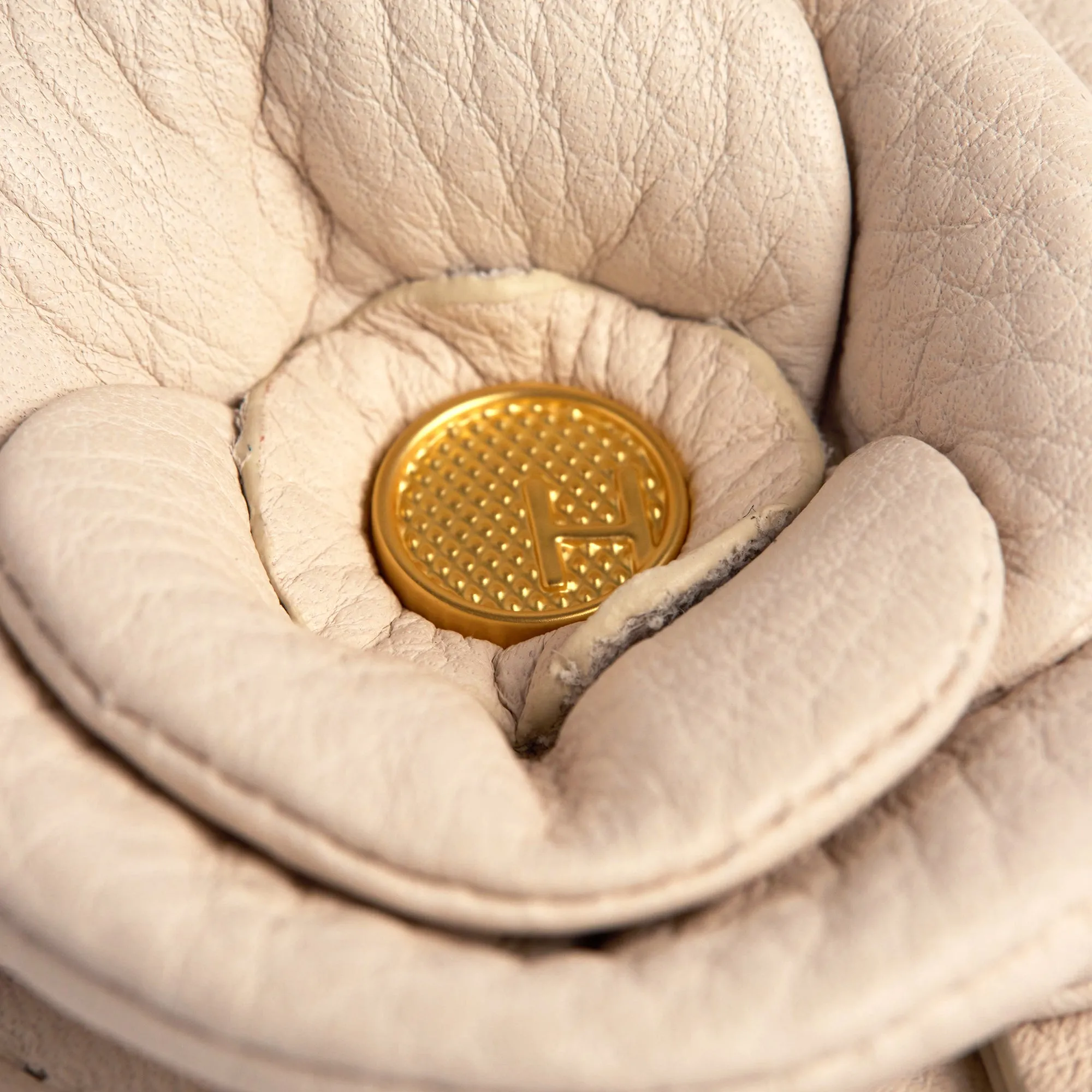 Vince Floral Charm | Calla Lily White/Brushed Gold